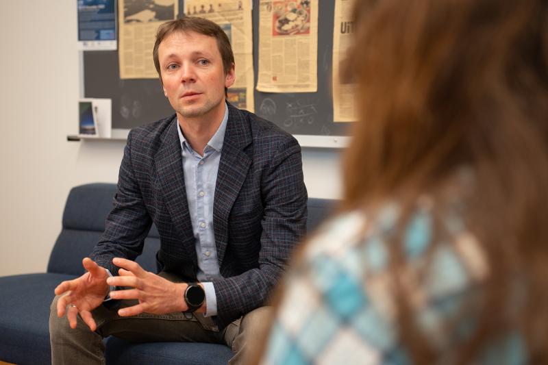 mann som sitter og prater med en journalist